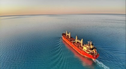 Tank ship on a steady course towards the horizon.