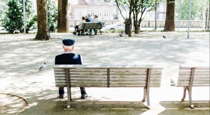 EN GAMMEL MANN HVILER I VARMEN I GUIMARAES, PORTUGAL