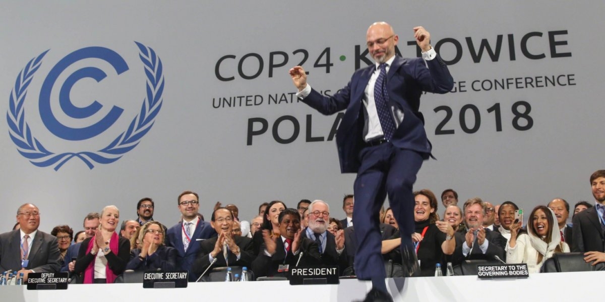 klimaforhandler hopper ned fra bordet, fornøyd