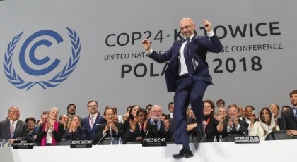 klimaforhandler hopper ned fra bordet, fornøyd