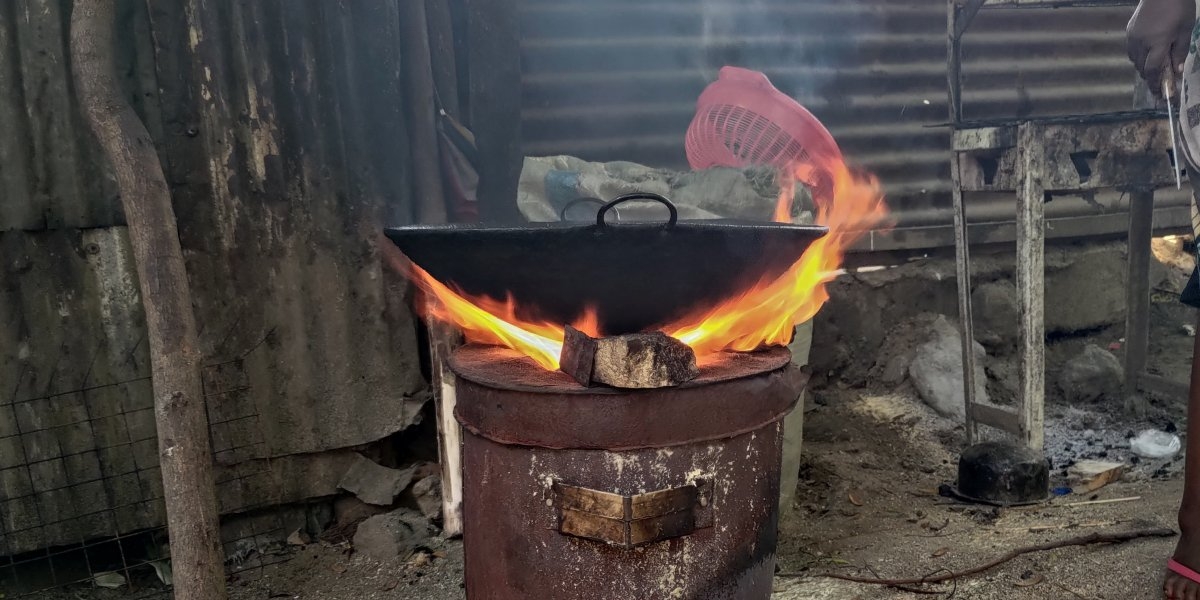 Bilde av tradisjonell vedfyring i Tanzania.