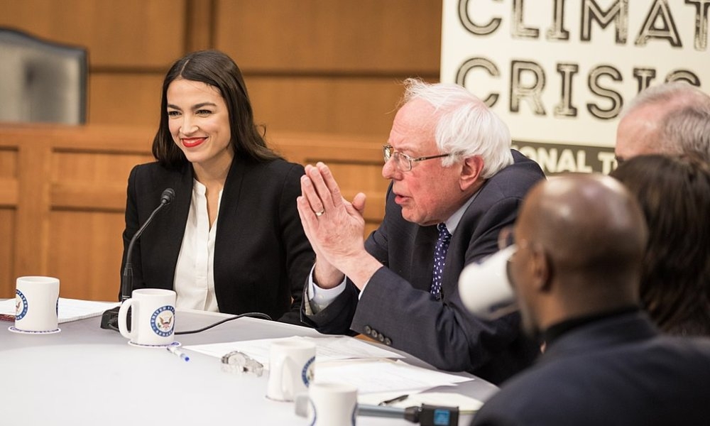 Bilde av Alexandria Ocasio-Cortez og Bernie Sanders.