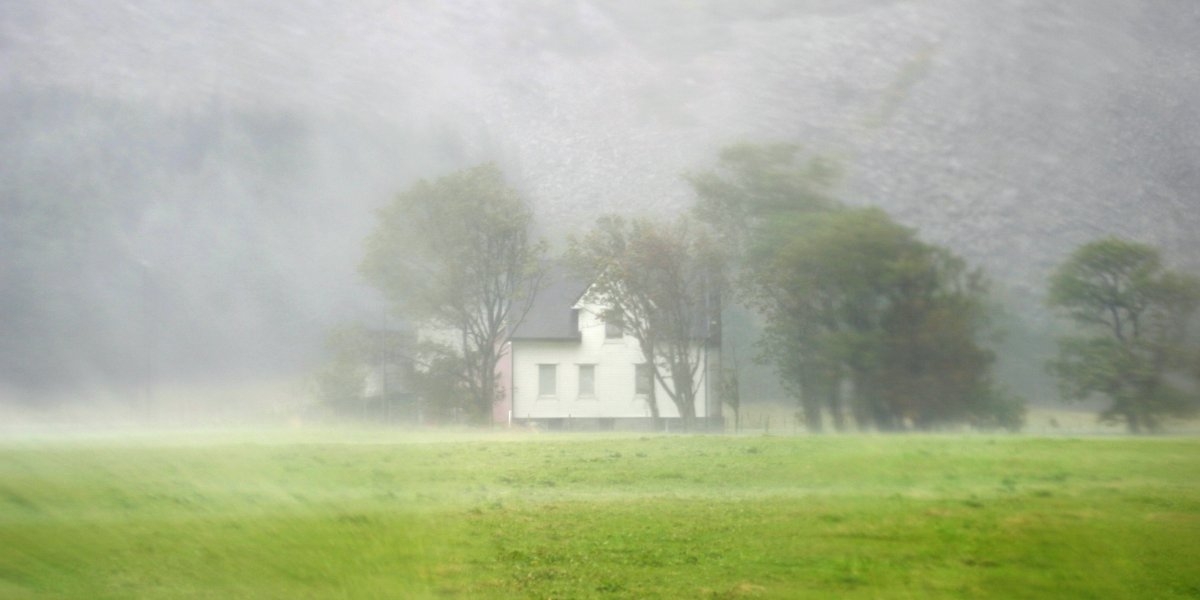 Et hvitt hus i ekstremregn.