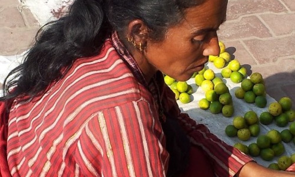 Bilde av en gateselger i Kathmandu.