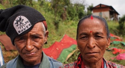 Portrettbilde av mann og kone på landsbygda i Nepal.