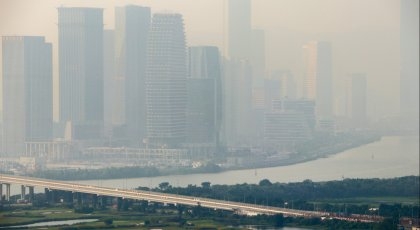 Bildet viser en storby innhyllet i smog