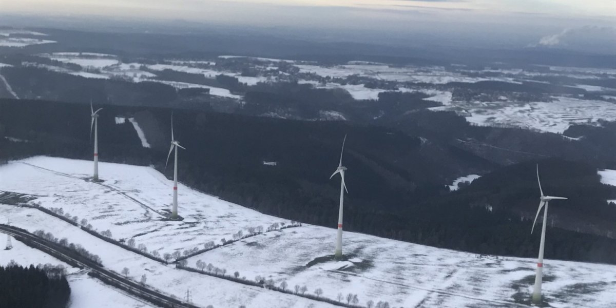 UTBYGGING AV FORNYBAR ENERGI HAR BIDRATT TIL AT CO2-UTSLIPPENE HAR FALT I FLERE LAND. HER PÅ BILDET SER VI VINDTURBINER I DEN TYSKE DELSTATEN NORDRHEIN-WESTFALEN. FOTO: ISELIN RØNNINGSBAKK / CICERO. 