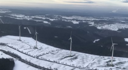 UTBYGGING AV FORNYBAR ENERGI HAR BIDRATT TIL AT CO2-UTSLIPPENE HAR FALT I FLERE LAND. HER PÅ BILDET SER VI VINDTURBINER I DEN TYSKE DELSTATEN NORDRHEIN-WESTFALEN. FOTO: ISELIN RØNNINGSBAKK / CICERO.