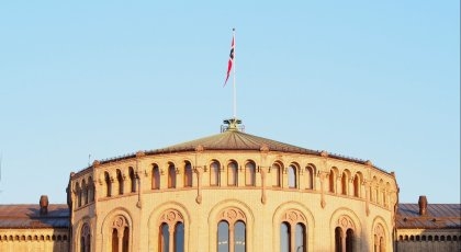 Stortinget i kveldssol.