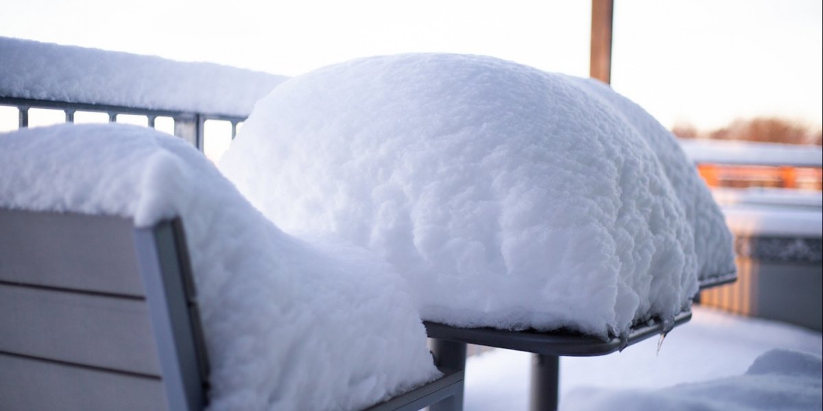 Bord og benk med masse snø på