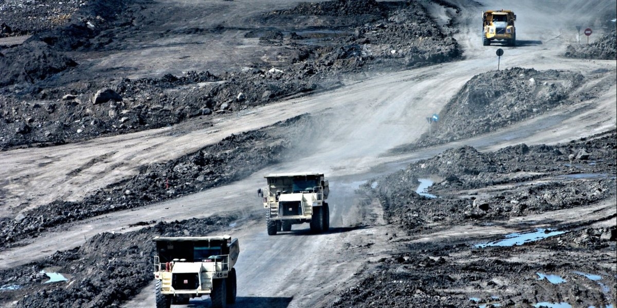 KULLGRUVEDRIFT I EAST KALIMANTAN, INDONESIA. LASTEBILER KJØRER I KULLGRUVEN.