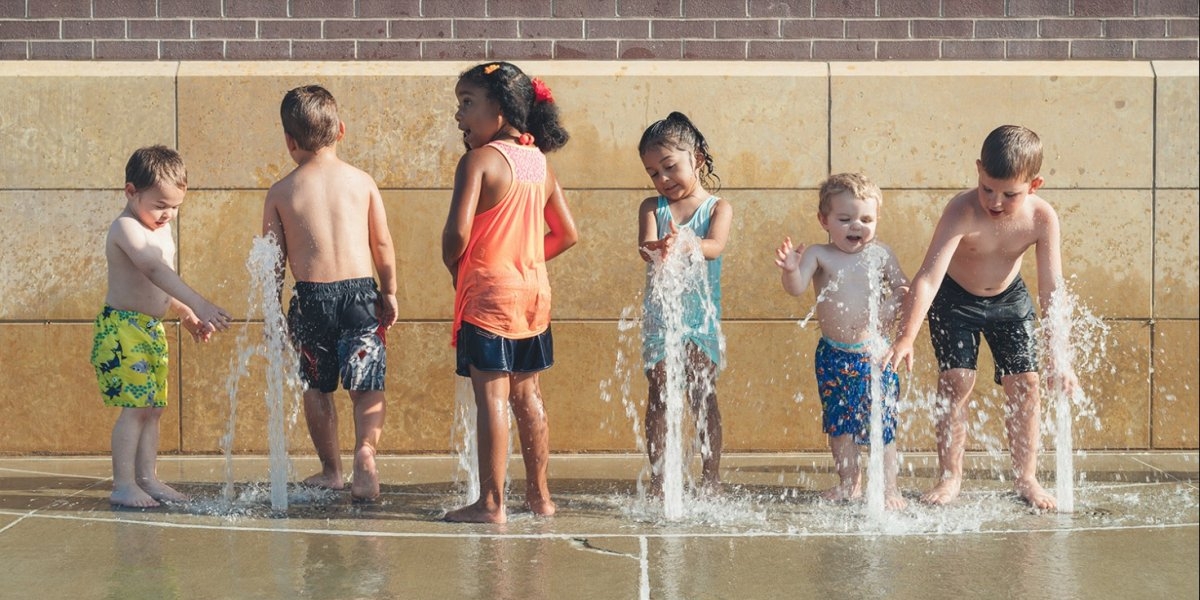 BARN KJØLER SEG NED I ELMWOOD PARK, OMAHA, USA.