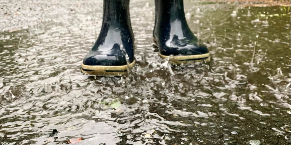 Gummistøvler som plasker i regn